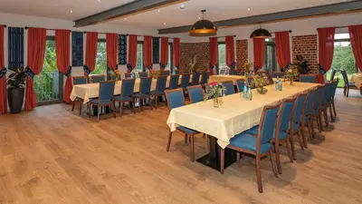 Ein Restaurant oder anderes Speiselokal in der Unterkunft Ada's Buka Chalet auf dem Felsberg