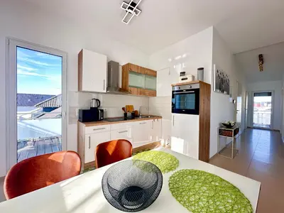 Küche/Küchenzeile in der Unterkunft Privatwohnung Rüsselsheim nähe Hyundai Airport Messe etc