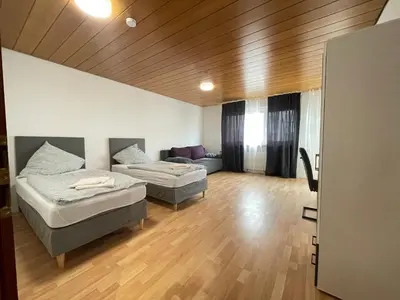 Ein Bett oder Betten in einem Zimmer der Unterkunft 6-Bett-Wohnung Delux Leonberg