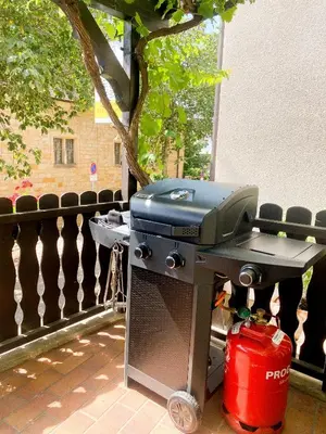 Ein für Gäste verfügbarer Grill in der Ferienwohnung