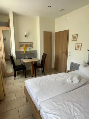 Ein Bett oder Betten in einem Zimmer der Unterkunft Hotel Pfälzer Hof