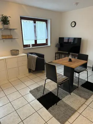 Ein Sitzbereich in der Unterkunft C&V 2 Personen 1 Zimmer WLAN SmartTV Boxspringbett