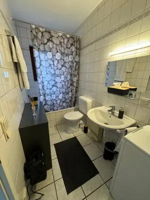 Ein Badezimmer in der Unterkunft C&V 2 Personen 1 Zimmer WLAN SmartTV Boxspringbett