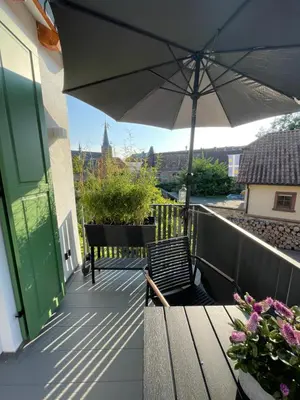 Ein Balkon oder eine Terrasse in der Unterkunft Häuschen am Turm in Deidesheim