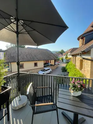 Ein Balkon oder eine Terrasse in der Unterkunft Häuschen am Turm in Deidesheim