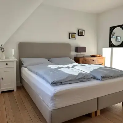 3 Zimmer-Küche-Bad Wohnung im Dachgeschoß eines kernsanierten 3 Familienhauses
