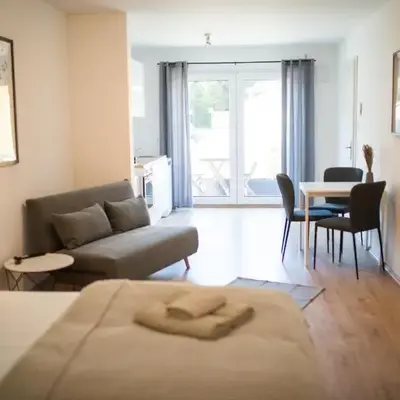 HUGOS Studio Apartment