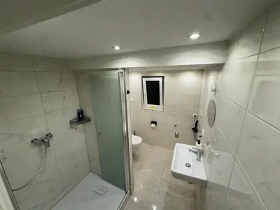 Ein Badezimmer in der Unterkunft City Apart 2 nahe Badewelt, Museum & Bahnhof mit NETFLIX