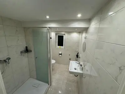 Ein Badezimmer in der Unterkunft City Apart 3 nahe Badewelt, Museum & Bahnhof mit NETFLIX