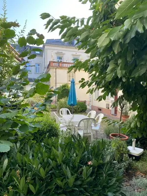 Ein Garten an der Unterkunft Idyllisches Zimmer in Traumlage