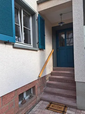 Eine Fassade oder ein Eingang zu Heimschneiderei
