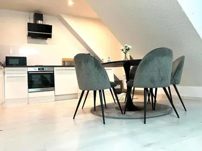 Küche/Küchenzeile in der Unterkunft Exklusive Maisonette Wohnung am See, 5 Min zur SAP, Smart TV & Netflix - WeHome Premium