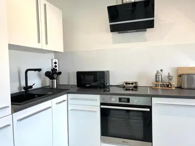 Küche/Küchenzeile in der Unterkunft Exklusive Maisonette Wohnung am See, 5 Min zur SAP, Smart TV & Netflix - WeHome Premium