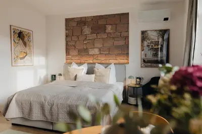Ein Bett oder Betten in einem Zimmer der Unterkunft MAINTERRASSE Boardinghouse am Fluss klimatisierte Apartments mit 80qm Terrasse