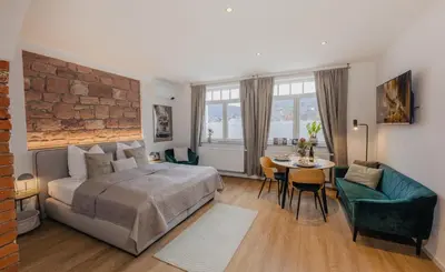 Ein Bett oder Betten in einem Zimmer der Unterkunft MAINTERRASSE Boardinghouse am Fluss klimatisierte Apartments mit 80qm Terrasse