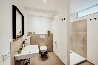 Ein Badezimmer in der Unterkunft MAINTERRASSE Boardinghouse am Fluss klimatisierte Apartments mit 80qm Terrasse