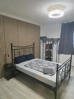 Ein Bett oder Betten in einem Zimmer der Unterkunft Zimmer mit privatem Badezimmer