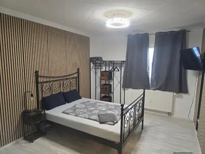 Ein Bett oder Betten in einem Zimmer der Unterkunft Zimmer mit privatem Badezimmer