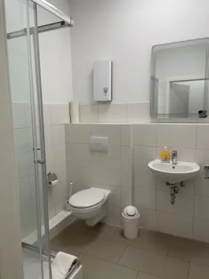 Ein Badezimmer in der Unterkunft G- Seestr 9 mit eigener Dusche und WC