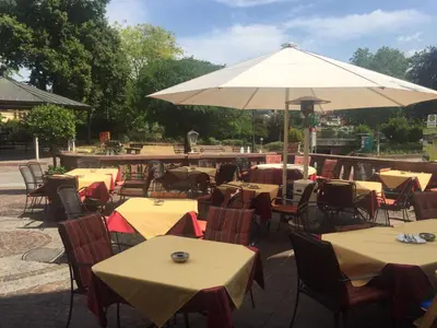 Ein Restaurant oder anderes Speiselokal in der Unterkunft Hotel Restaurant Schwan