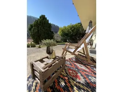 Ein allgemeiner Bergblick oder ein Berglick von des Ferienhauses aus