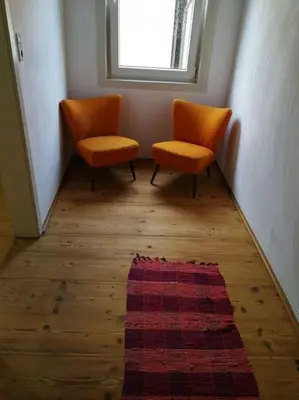 Ein Sitzbereich in der Unterkunft Ferienwohnung am Nibelungensteig unter der Burg