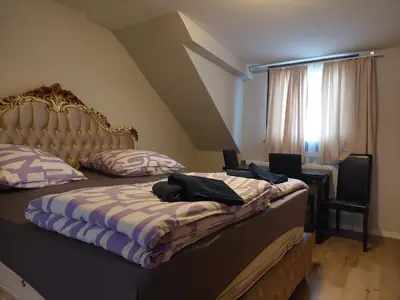 Ein Bett oder Betten in einem Zimmer der Unterkunft Hotel Bruchsal Herz