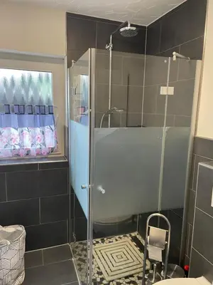 Ein Badezimmer in der Unterkunft Moderne Erdgeschosswohnung