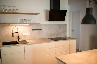Küche/Küchenzeile in der Unterkunft HUGOS Design Apartment am Waldrand - ruhig & modern