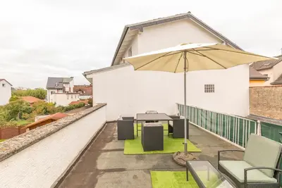 Ein Patio oder anderer Außenbereich in der Unterkunft Ein Familie Haus in Zentrale Lage