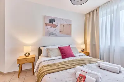 Ein Bett oder Betten in einem Zimmer der Unterkunft Rosalia -Zentrumsnahe Wohnung mit Balkon & Parkplatz, ideal für Familien & Geschäftsreisende