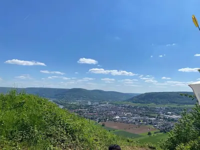 Ein allgemeiner Bergblick oder ein Berglick von des Ferienhauses aus
