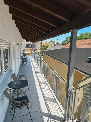 Ein Balkon oder eine Terrasse in der Unterkunft Hotel Traube Rheinhessen