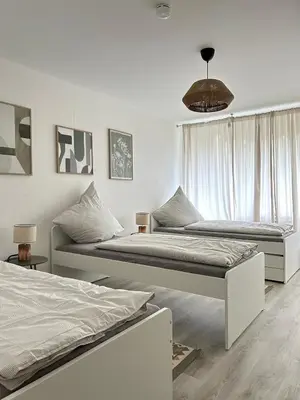 Ein Bett oder Betten in einem Zimmer der Unterkunft Modernes Designer-Apartment für 7 Gäste - 80qm in zentraler Lage, Self-Check-In