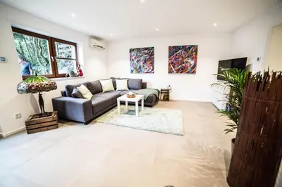 Ein Sitzbereich in der Unterkunft Ferienwohnung Hanhofen