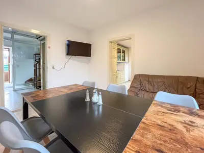 TV/Unterhaltungsangebot in der Unterkunft Komplettes Haus - gr Gruppen - 3 Küchen - 3 Bäder - Parkplätze