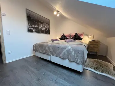 Ein Bett oder Betten in einem Zimmer der Unterkunft VipStay - Stilvoll und geräumige Apartments mit Terasse oder Balkon, Küche, kostenloses Parken, WLAN, Smart Tv
