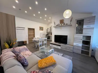 Ein Sitzbereich in der Unterkunft VipStay - Stilvoll und geräumige Apartments mit Terasse oder Balkon, Küche, kostenloses Parken, WLAN, Smart Tv