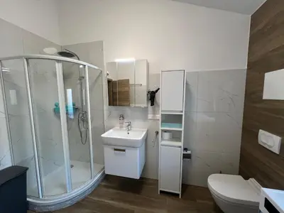 Ein Badezimmer in der Unterkunft VipStay - Stilvoll und geräumige Apartments mit Terasse oder Balkon, Küche, kostenloses Parken, WLAN, Smart Tv