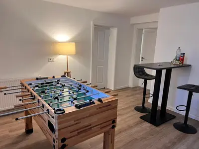 Eine Spielezimmer in der Unterkunft Neu! Große Ferienwohnung 3 Zimmer mit Küche und Bad, 90 qm mit Netflix und PS5