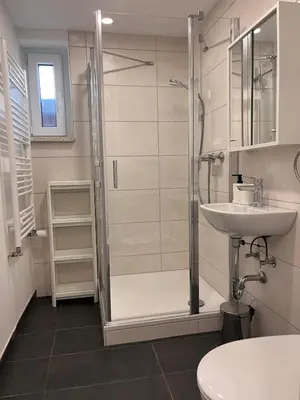 Ein Badezimmer in der Unterkunft Neu! Große Ferienwohnung 3 Zimmer mit Küche und Bad, 90 qm mit Netflix und PS5