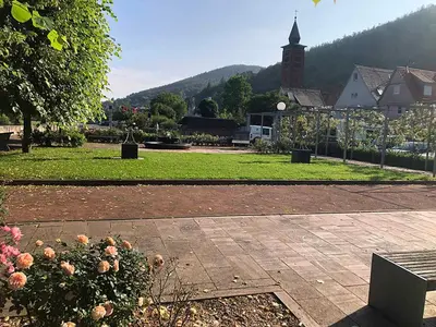Ein allgemeiner Bergblick oder ein Berglick von des Ferienhauses aus