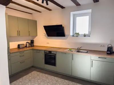 Küche/Küchenzeile in der Unterkunft Vyne Apartments - Ganzes Haus mit privatem Hof & Stellplatz - Großes Wohnzimmer