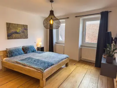 Ein Bett oder Betten in einem Zimmer der Unterkunft Vyne Apartments - Ganzes Haus mit privatem Hof & Stellplatz - Großes Wohnzimmer