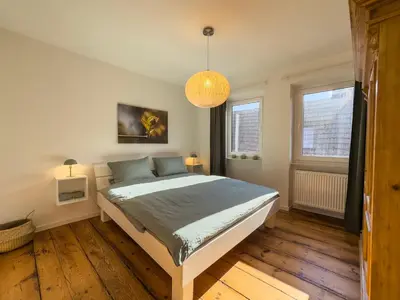 Ein Bett oder Betten in einem Zimmer der Unterkunft Vyne Apartments - Ganzes Haus mit privatem Hof & Stellplatz - Großes Wohnzimmer