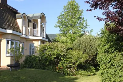 Ein Garten an der Unterkunft Schönes 2-Zimmer-Apartment mit Parkplatz