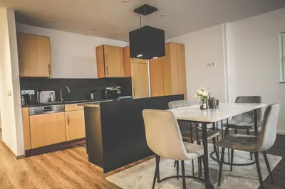 Küche/Küchenzeile in der Unterkunft Moderne Ferienwohnung mit Kochinsel in Sinsheim Zentral ruhig und Netflix - Erstbezug WeHome Komfort