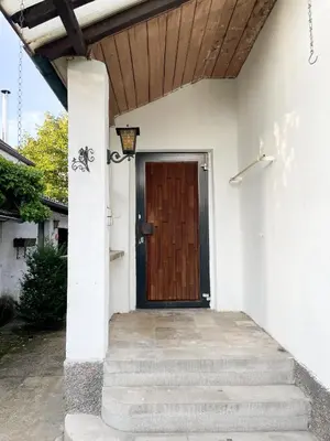 Eine Fassade oder ein Eingang zu Möblierte Unterkunft im EFH mit Parkmöglichkeiten