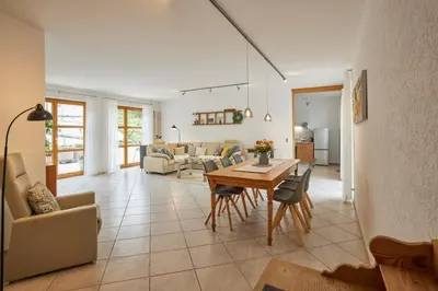 Ein Sitzbereich in der Unterkunft Winzerlodge, Wohnung Kirchberg