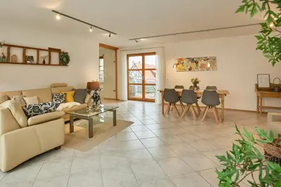 Ein Sitzbereich in der Unterkunft Winzerlodge, Wohnung Kirchberg